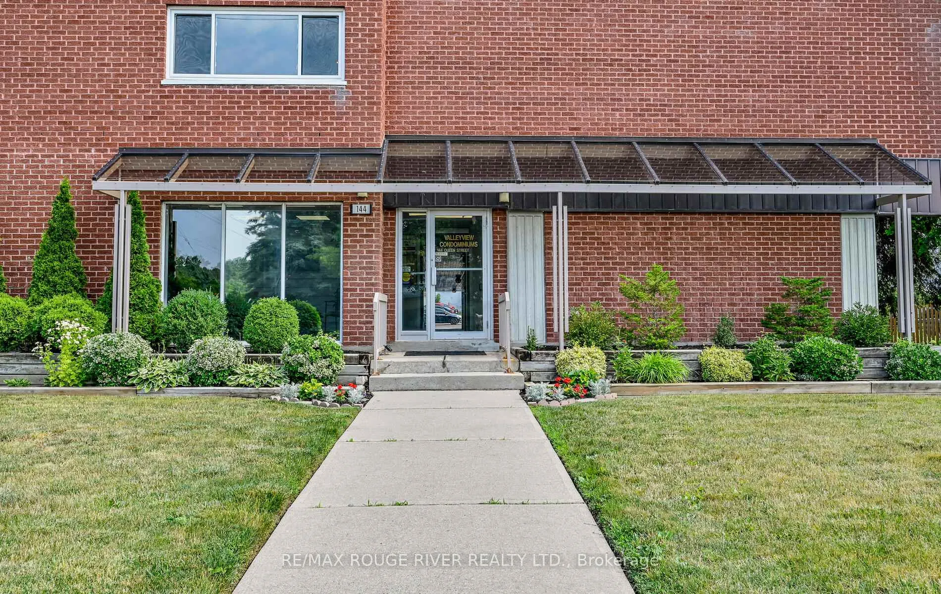 Photo 5 of Unit 402, 144 Queen Street, Clarington, Bowmanville — HOMEH