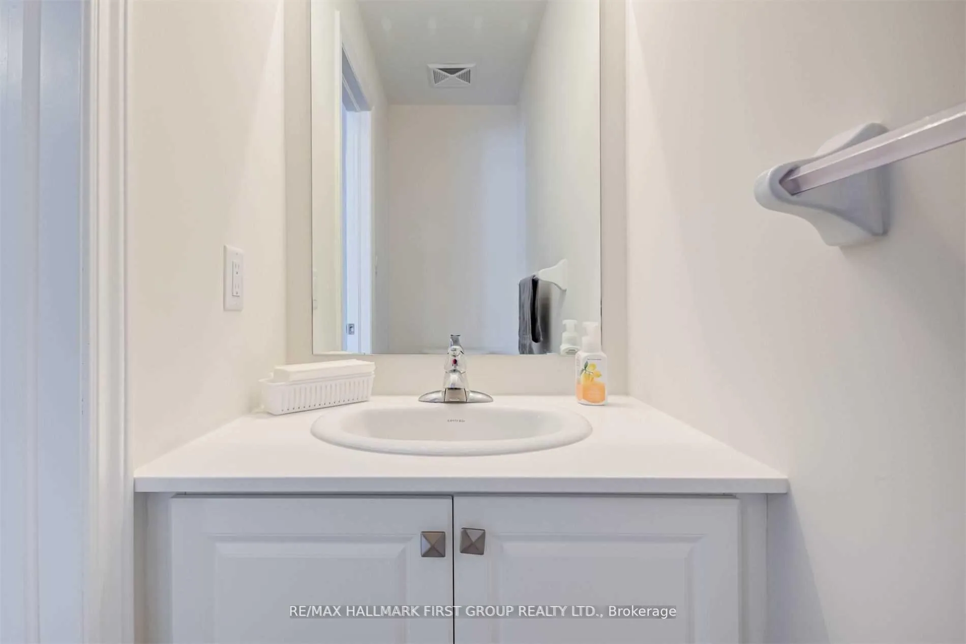 Photo 10 of 470 Beresford Path, Oshawa, Central — HOMEH