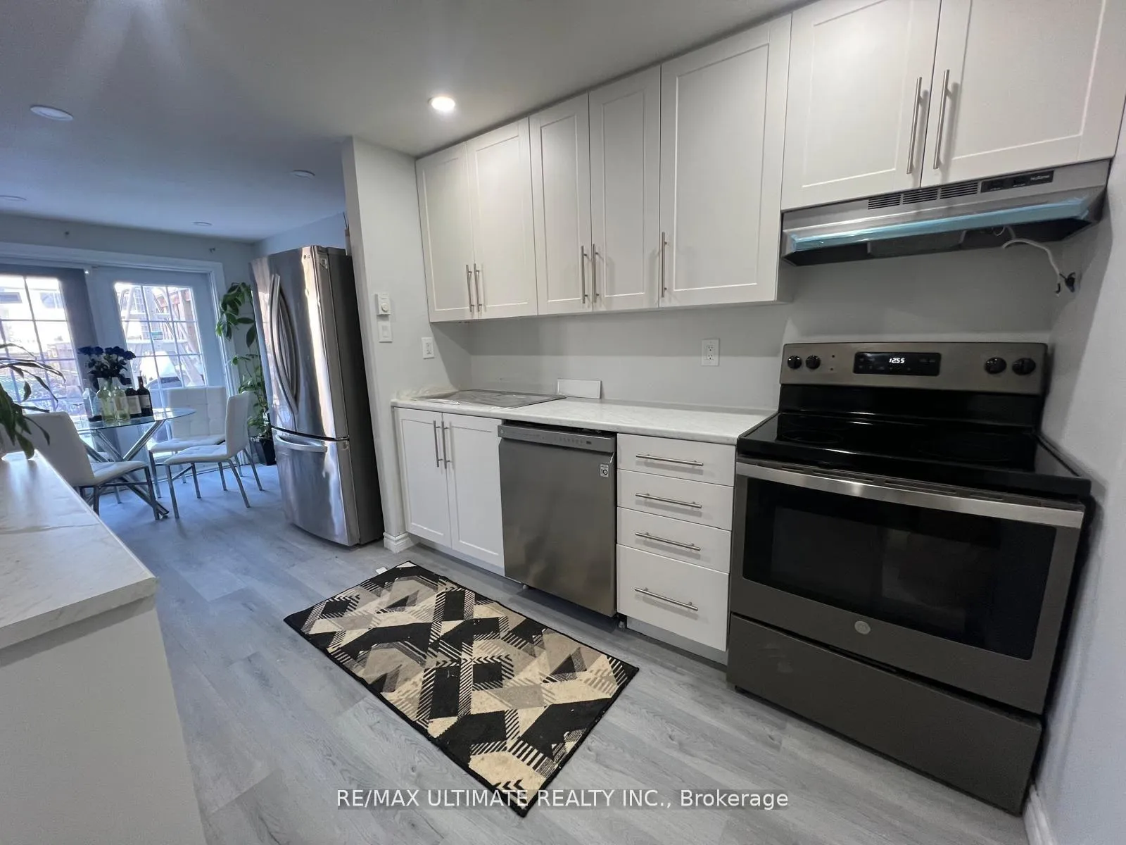 Photo 3 of 102 Mowat Crescent, Barrie, Letitia Heights — HOMEH
