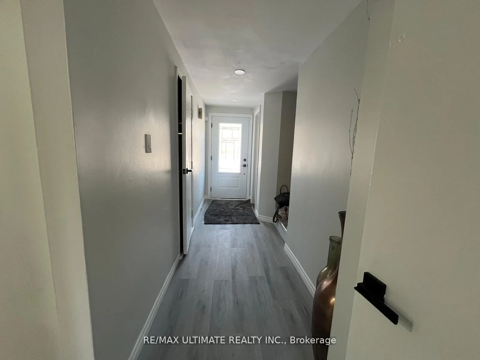 Photo 4 of 102 Mowat Crescent, Barrie, Letitia Heights — HOMEH