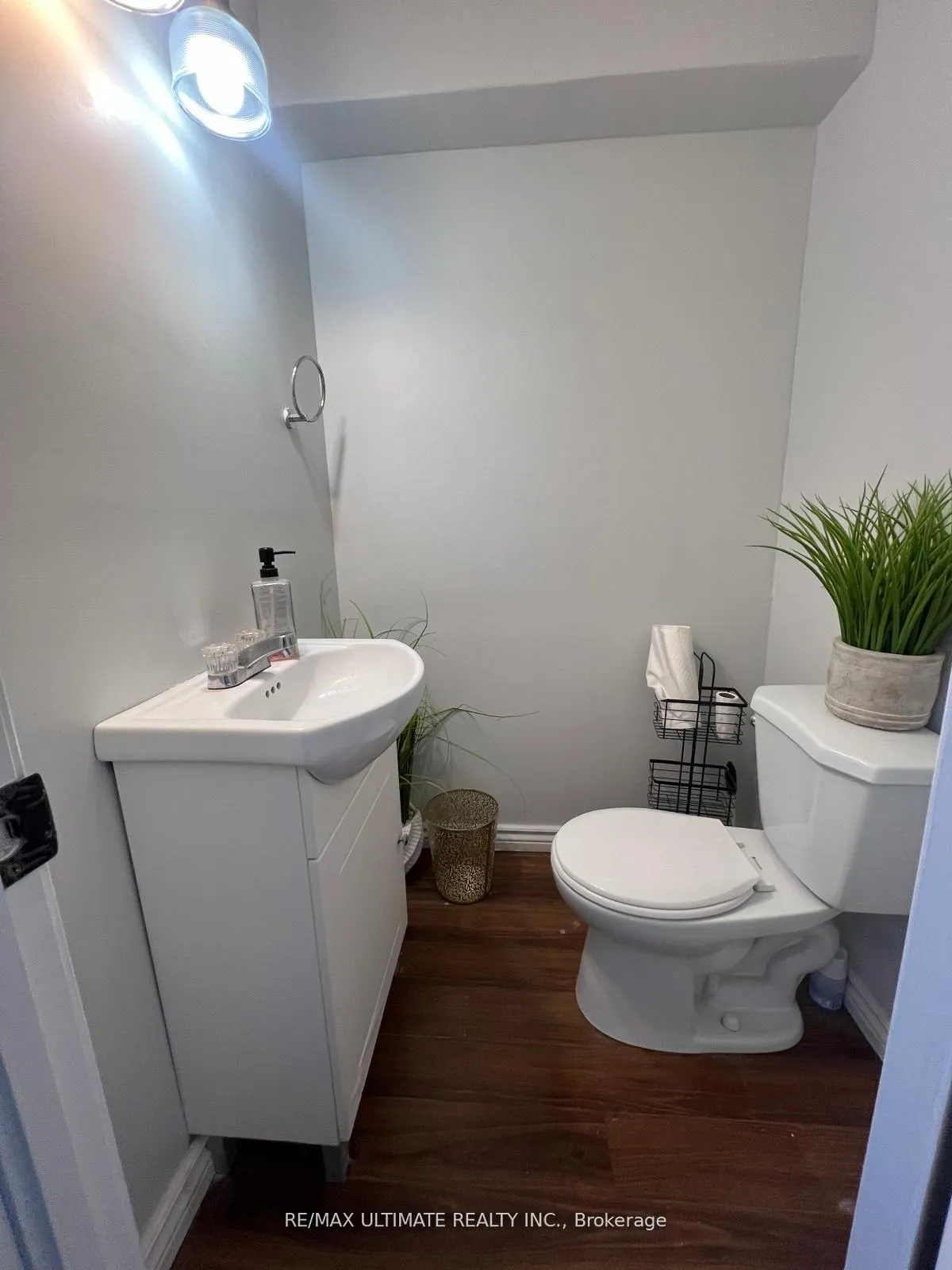 Photo 5 of 102 Mowat Crescent, Barrie, Letitia Heights — HOMEH