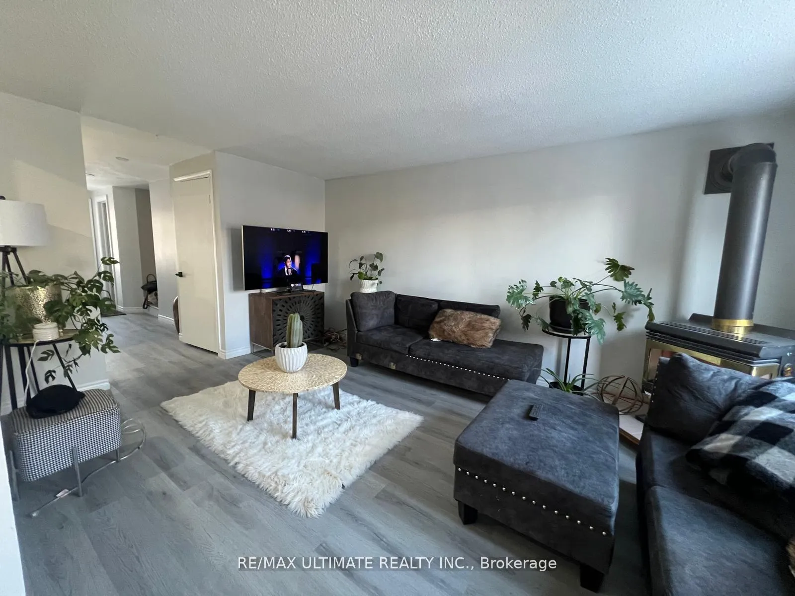 Photo 8 of 102 Mowat Crescent, Barrie, Letitia Heights — HOMEH