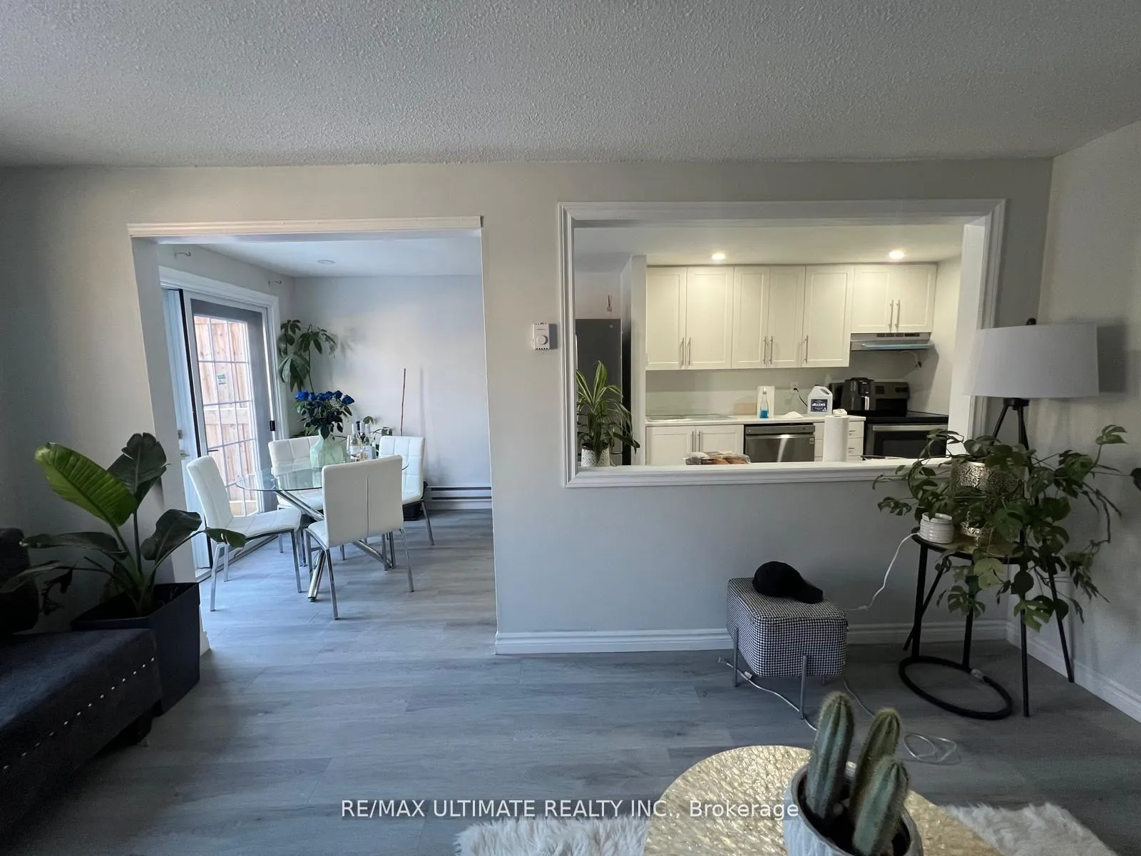 Photo 10 of 102 Mowat Crescent, Barrie, Letitia Heights — HOMEH