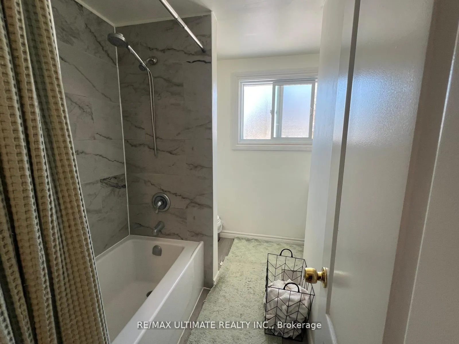 Photo 15 of 102 Mowat Crescent, Barrie, Letitia Heights — HOMEH