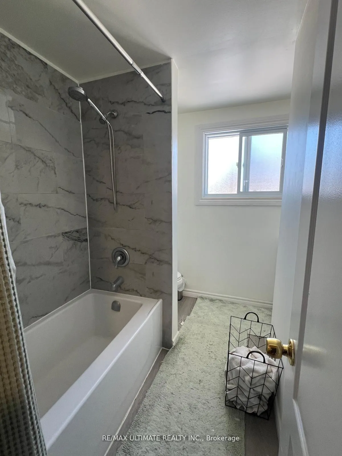 Photo 17 of 102 Mowat Crescent, Barrie, Letitia Heights — HOMEH