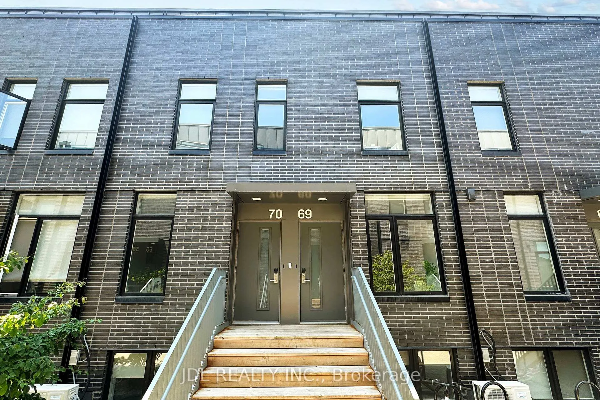 Front of Unit 69, 1760 Simcoe Street N