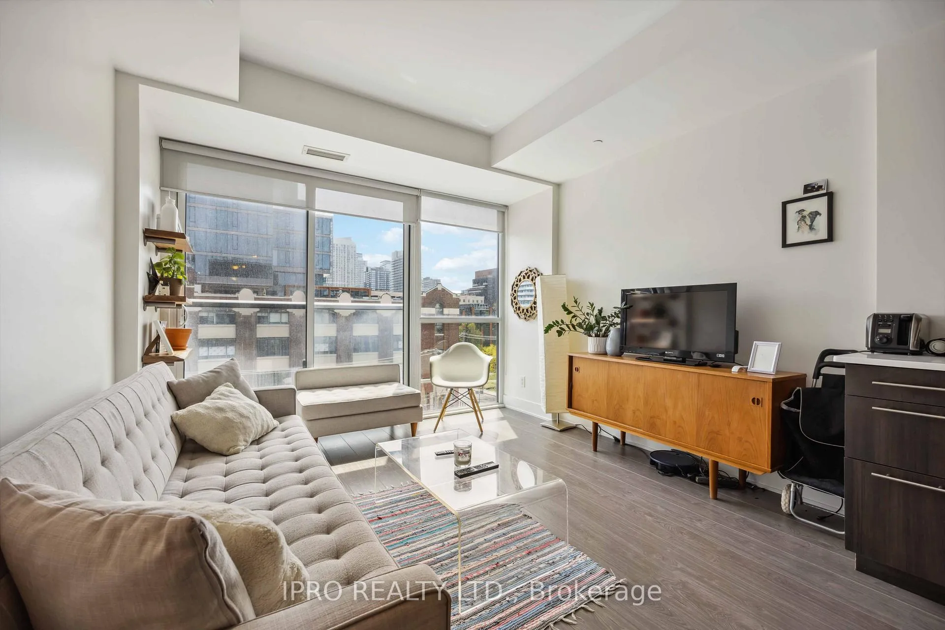 Front of Unit 511, 508 Wellington Street W