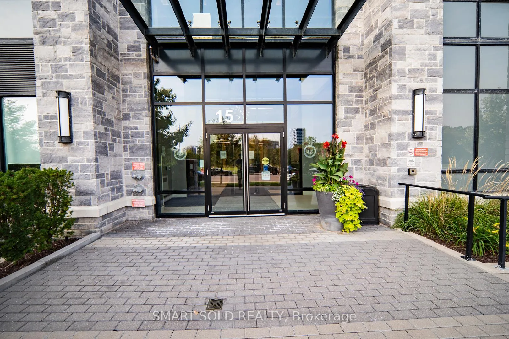 Photo 2 of Unit 916, 15 Water Walk Dr, Markham, Unionville — HOMEH