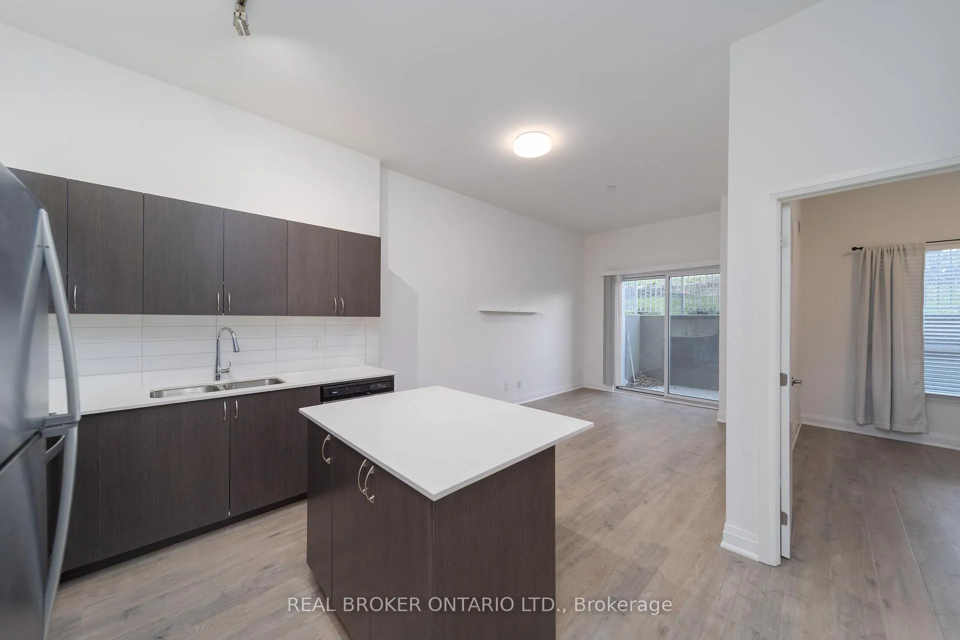 Photo 4 of Unit 108, 58 Lakeside Terrace, Barrie, Little Lake — HOMEH