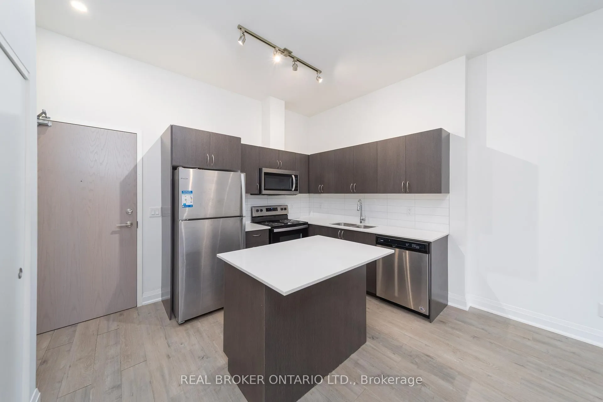Photo 5 of Unit 108, 58 Lakeside Terrace, Barrie, Little Lake — HOMEH