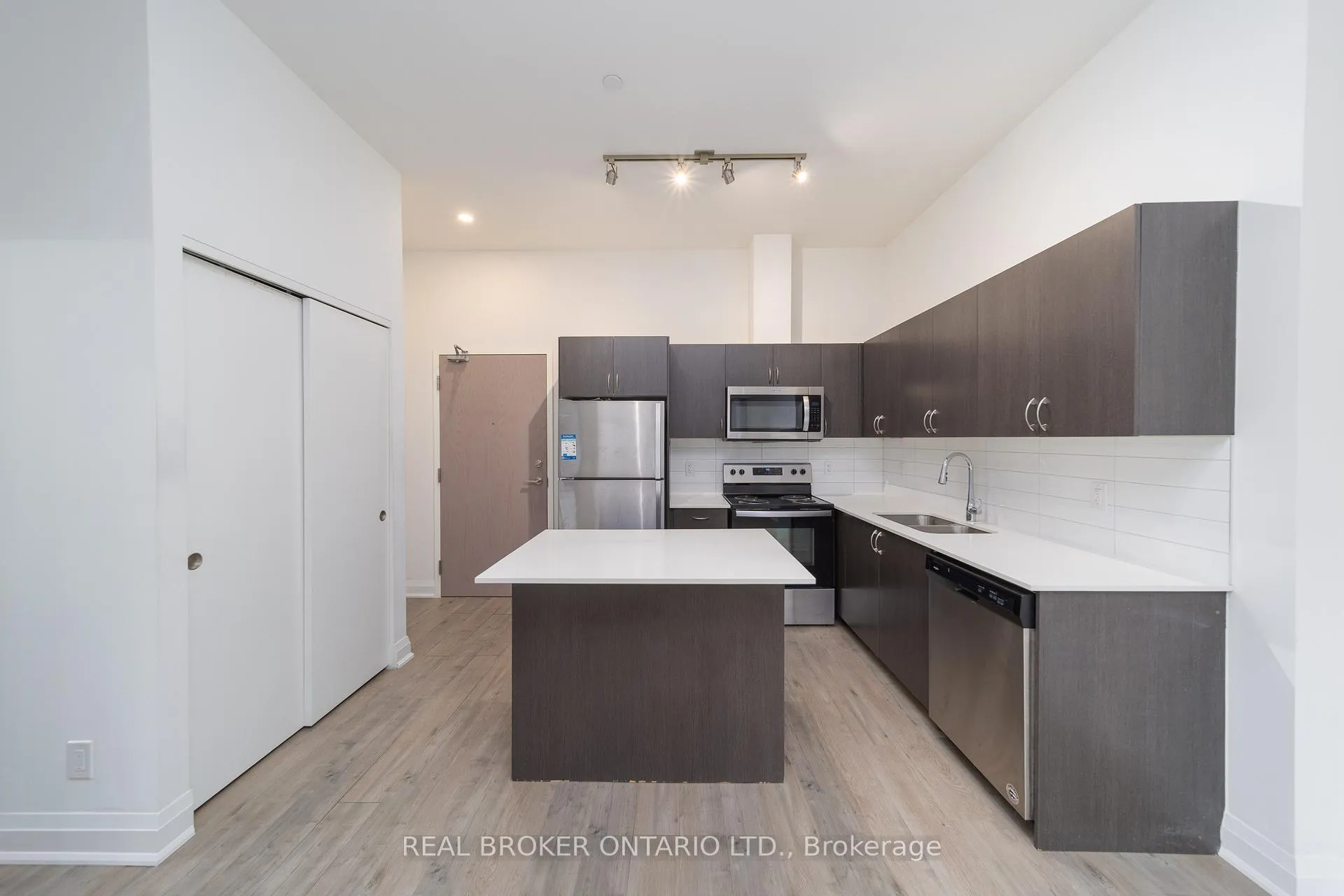 Photo 7 of Unit 108, 58 Lakeside Terrace, Barrie, Little Lake — HOMEH