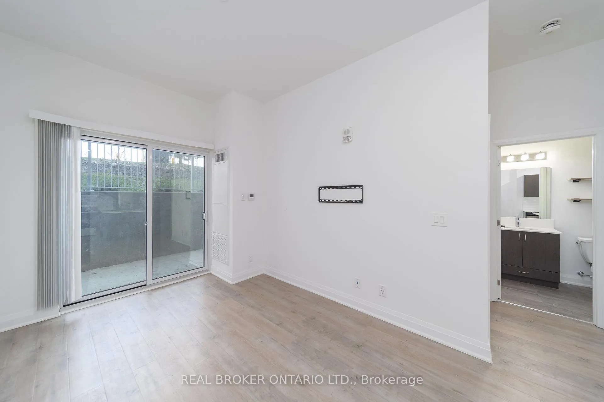 Photo 9 of Unit 108, 58 Lakeside Terrace, Barrie, Little Lake — HOMEH