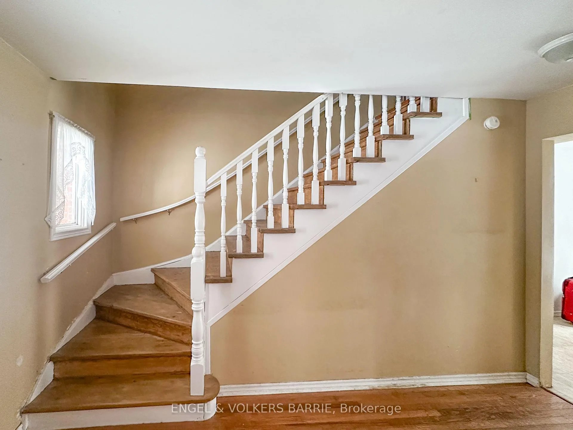 Photo 5 of 48 Redfern Avenue, Barrie, Holly — HOMEH