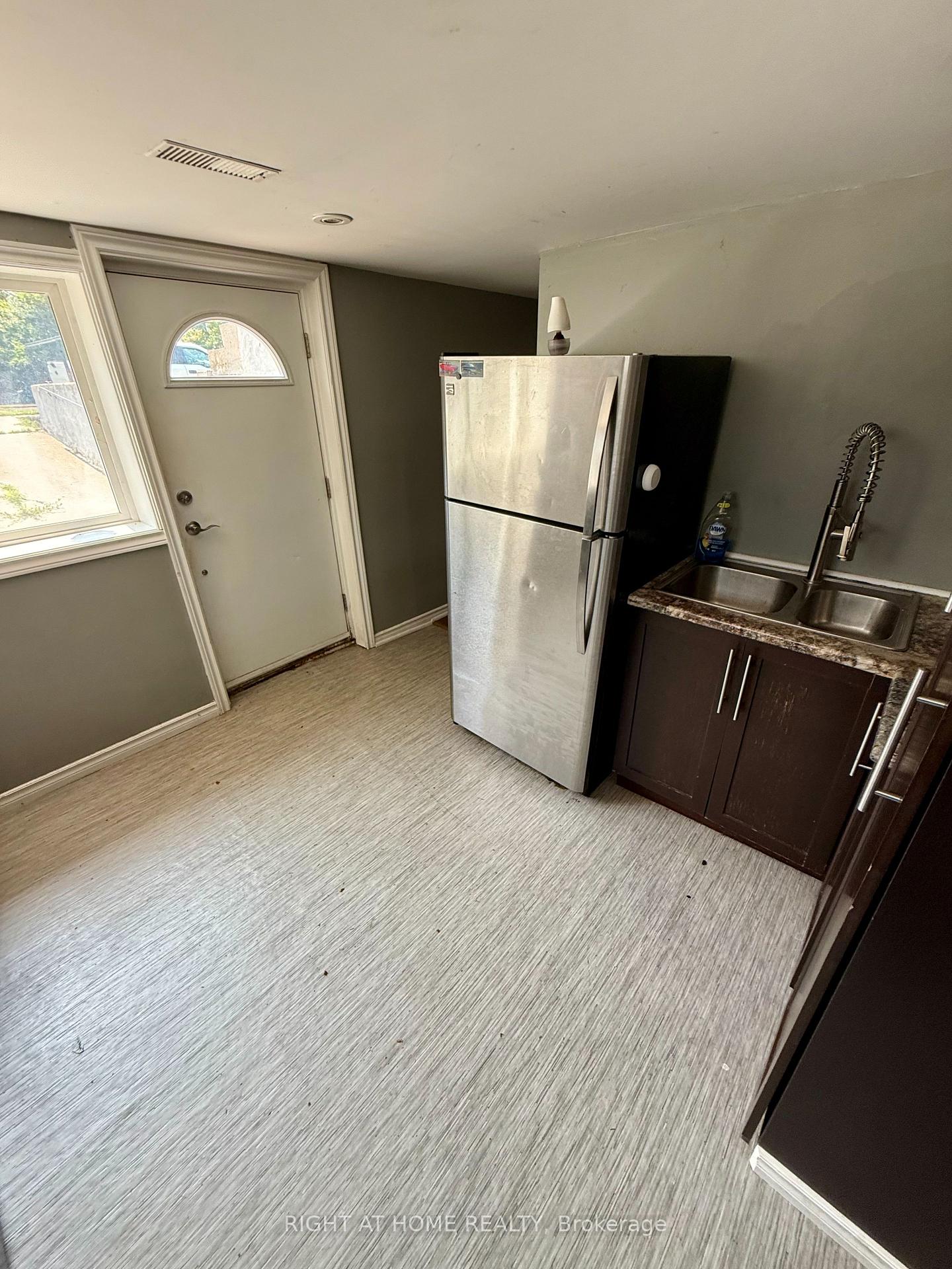 Photo 3 of 16 Dufferin Street, Barrie, Sanford — HOMEH
