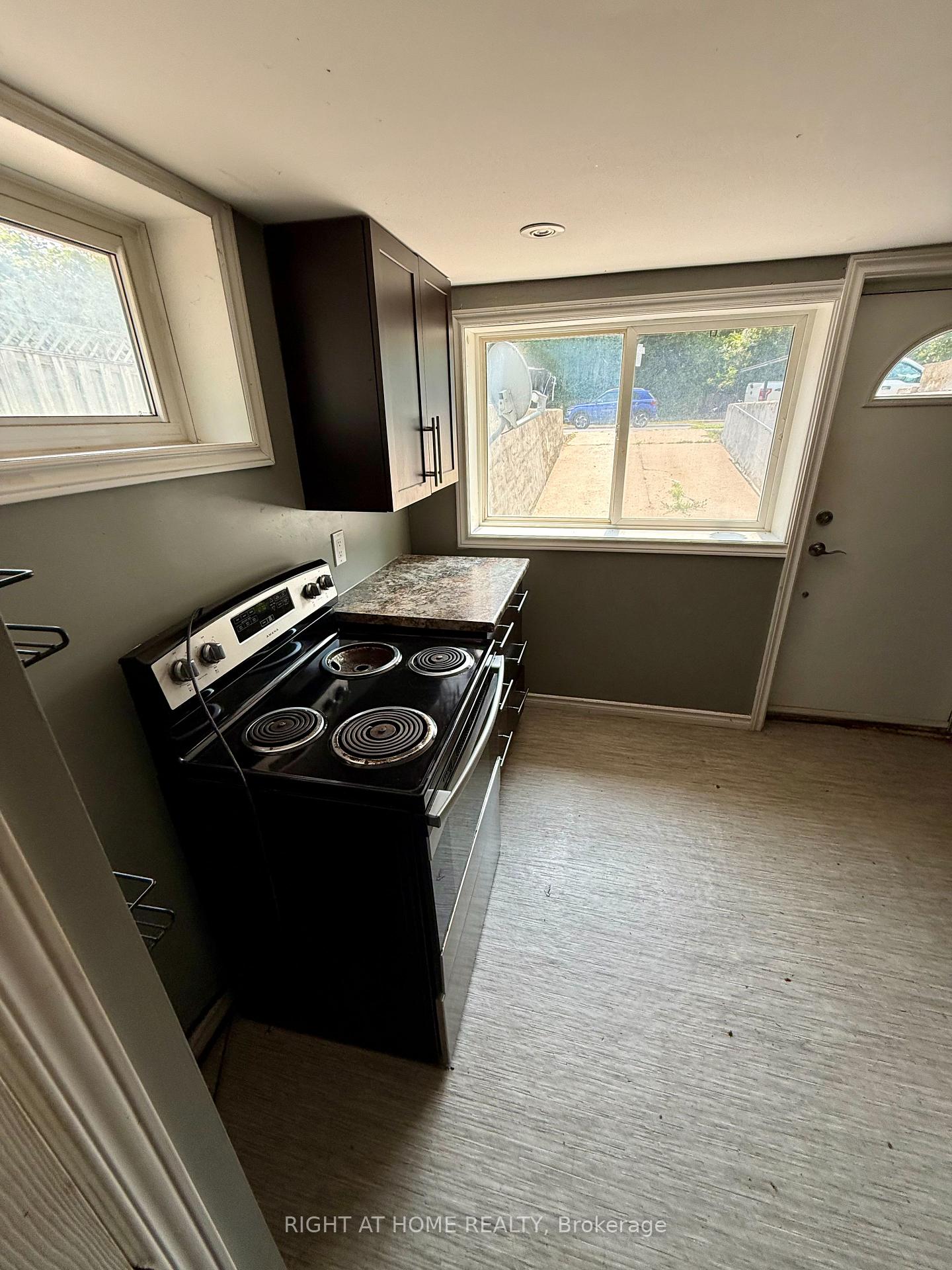 Photo 4 of 16 Dufferin Street, Barrie, Sanford — HOMEH