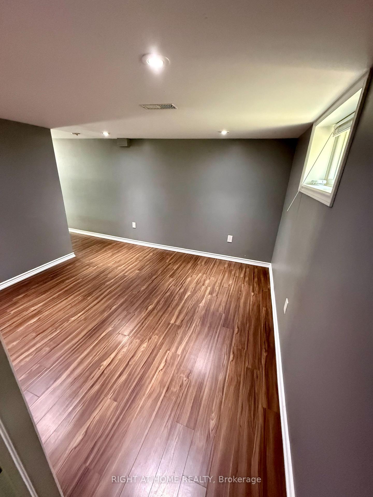 Photo 6 of 16 Dufferin Street, Barrie, Sanford — HOMEH