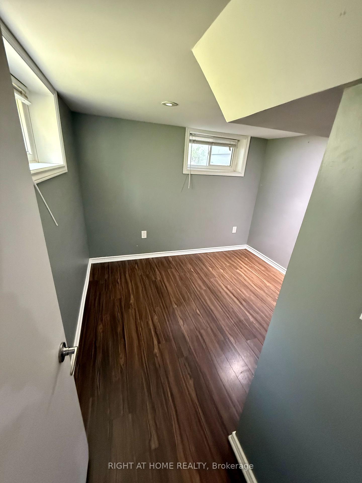 Photo 8 of 16 Dufferin Street, Barrie, Sanford — HOMEH