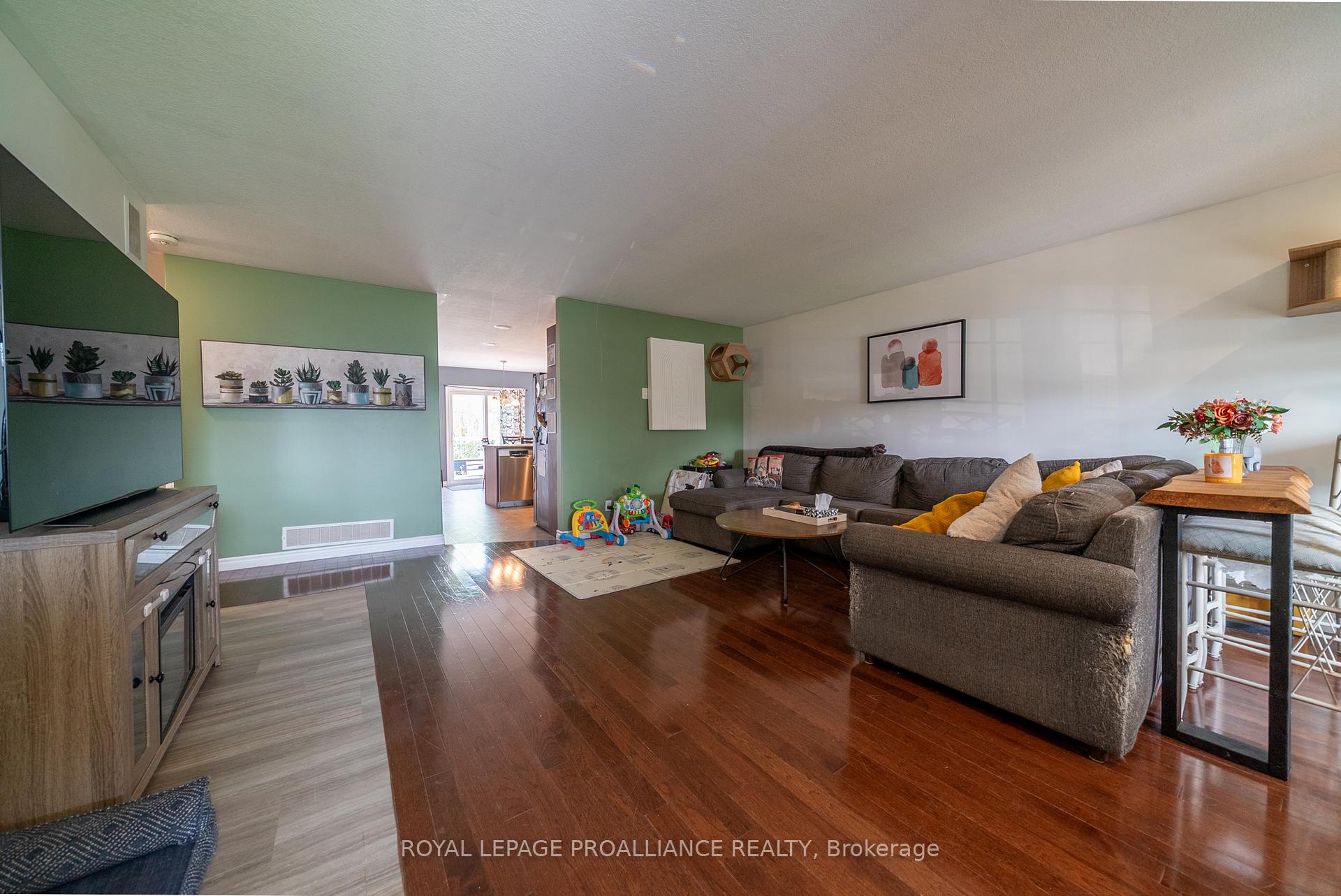 Photo 12 of 31 Follwell Crescent, Belleville, Belleville Ward — HOMEH