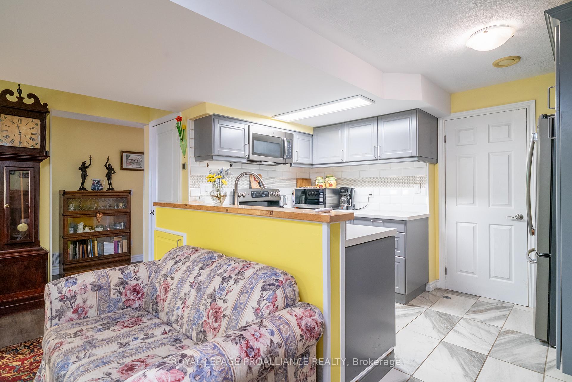 Photo 33 of 31 Follwell Crescent, Belleville, Belleville Ward — HOMEH