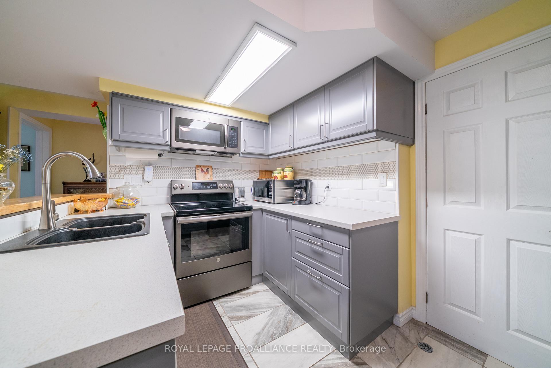 Photo 34 of 31 Follwell Crescent, Belleville, Belleville Ward — HOMEH
