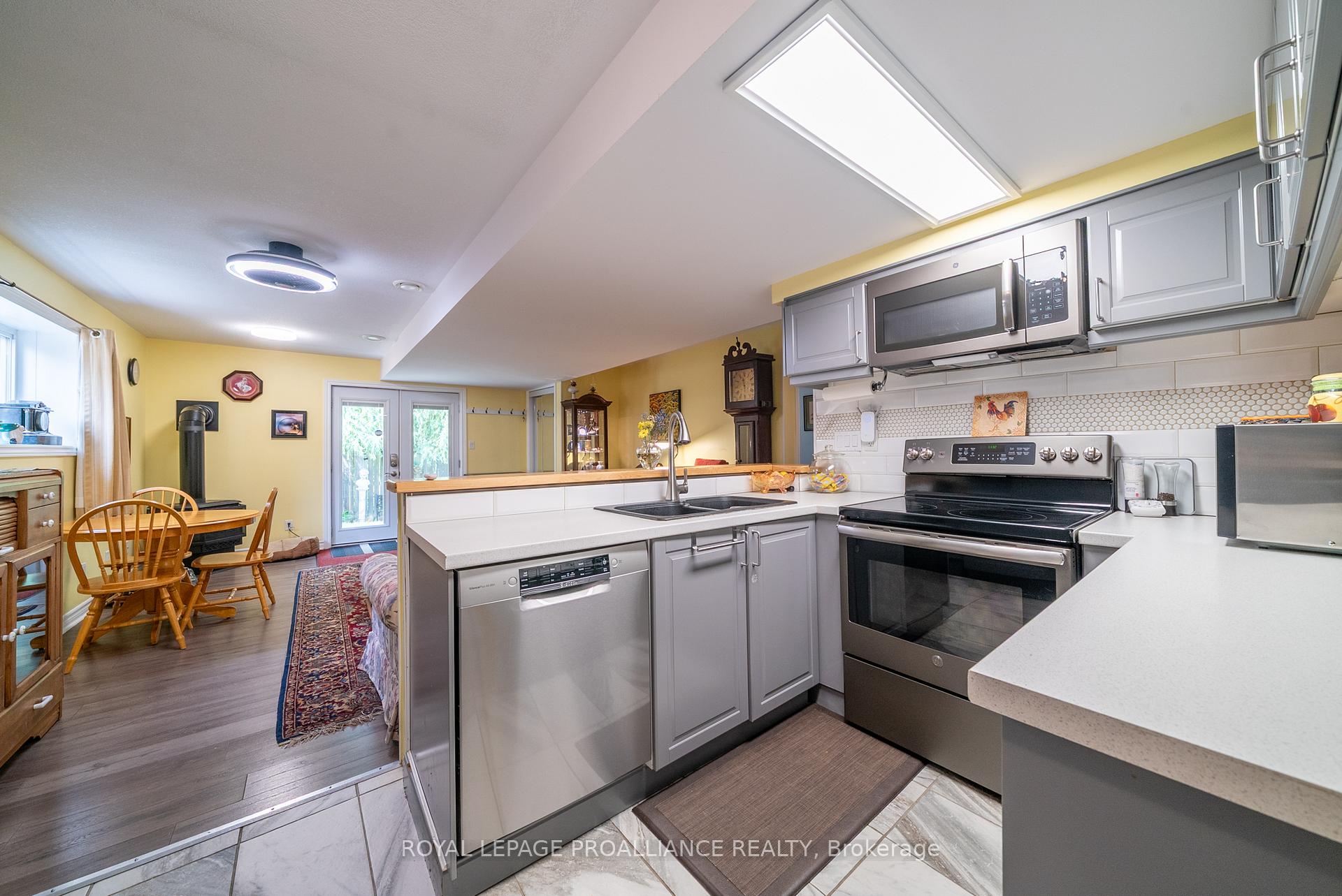 Photo 35 of 31 Follwell Crescent, Belleville, Belleville Ward — HOMEH