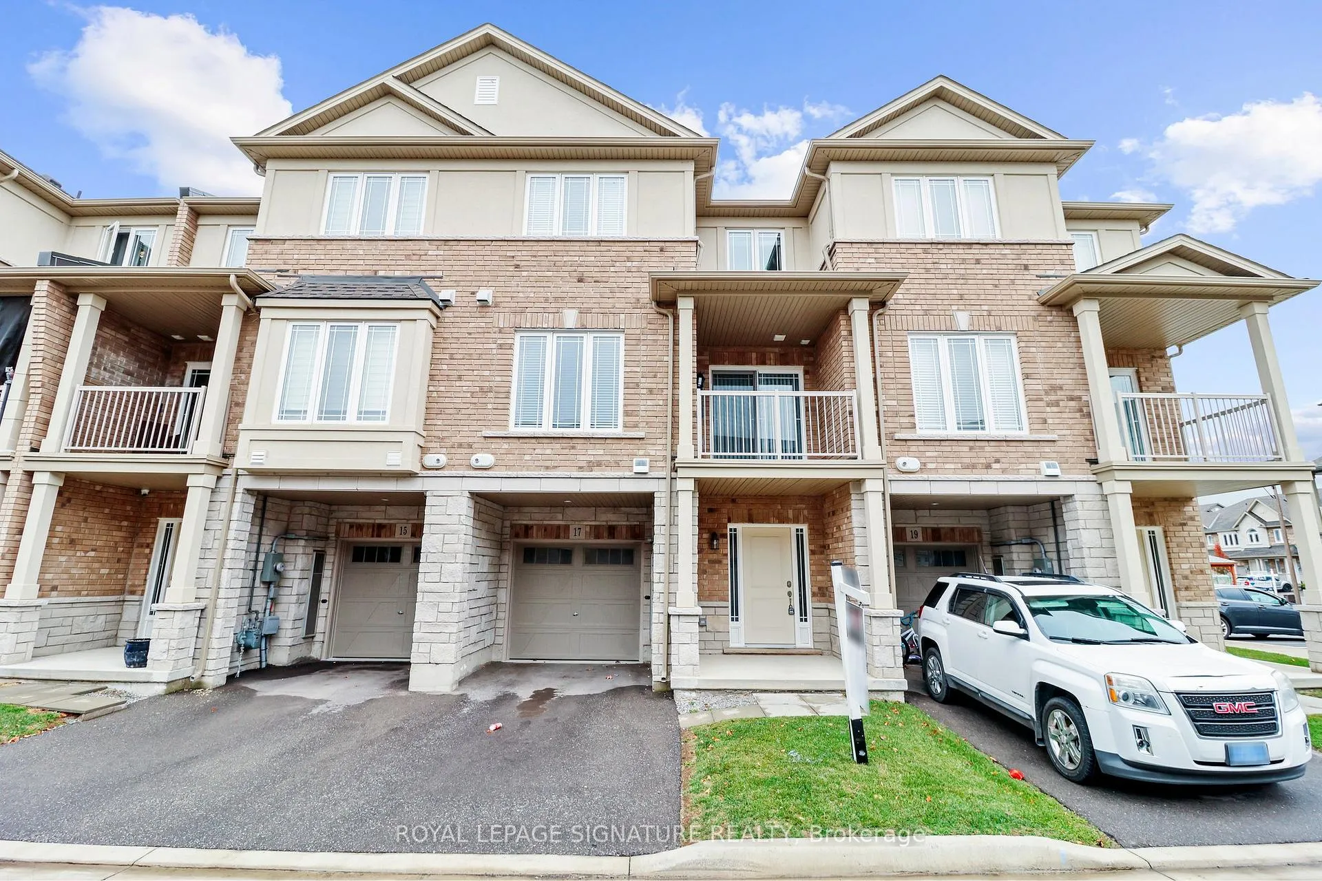 Front of 17 Laguna Village Crescent