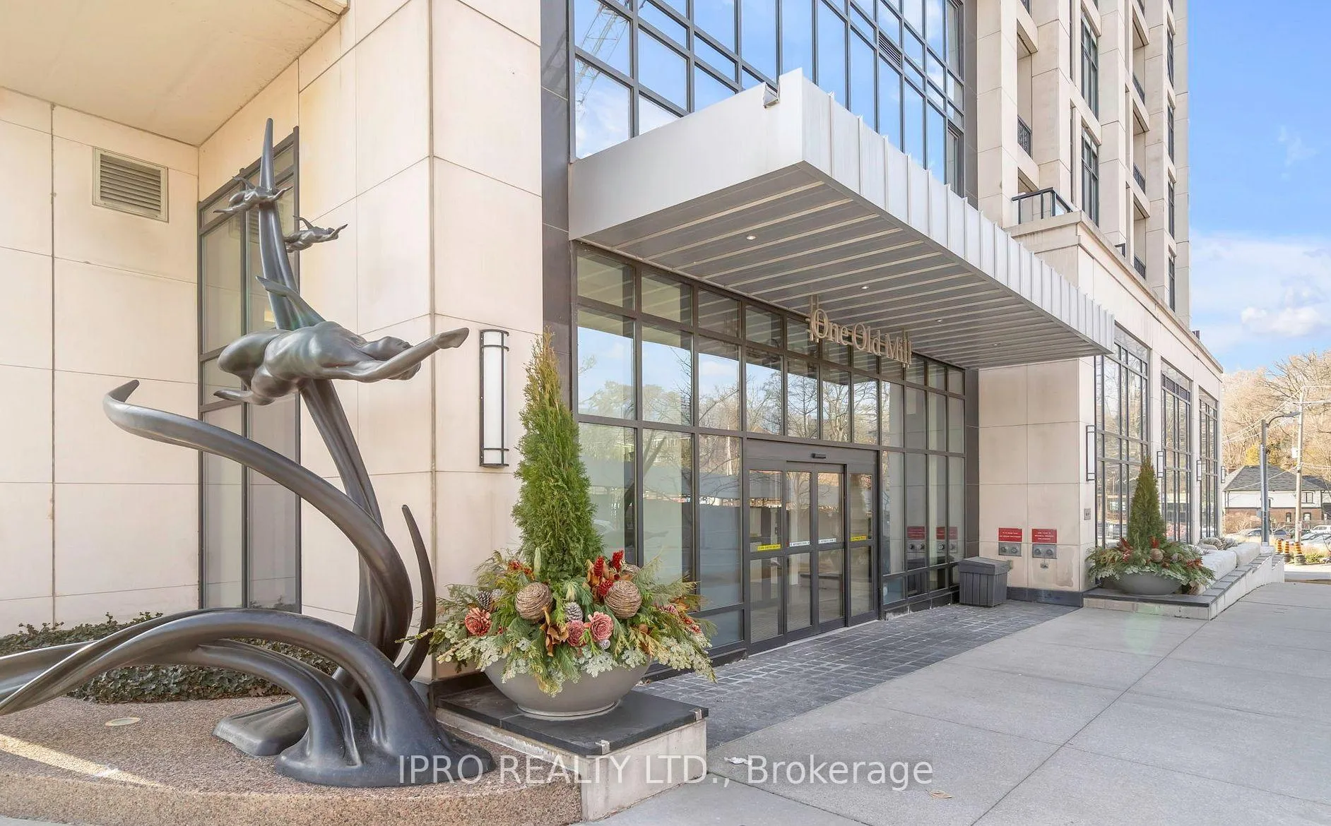 Photo 2 of Unit 309, 1 Old Mill Drive E, Toronto, High Park-Swansea — HOMEH