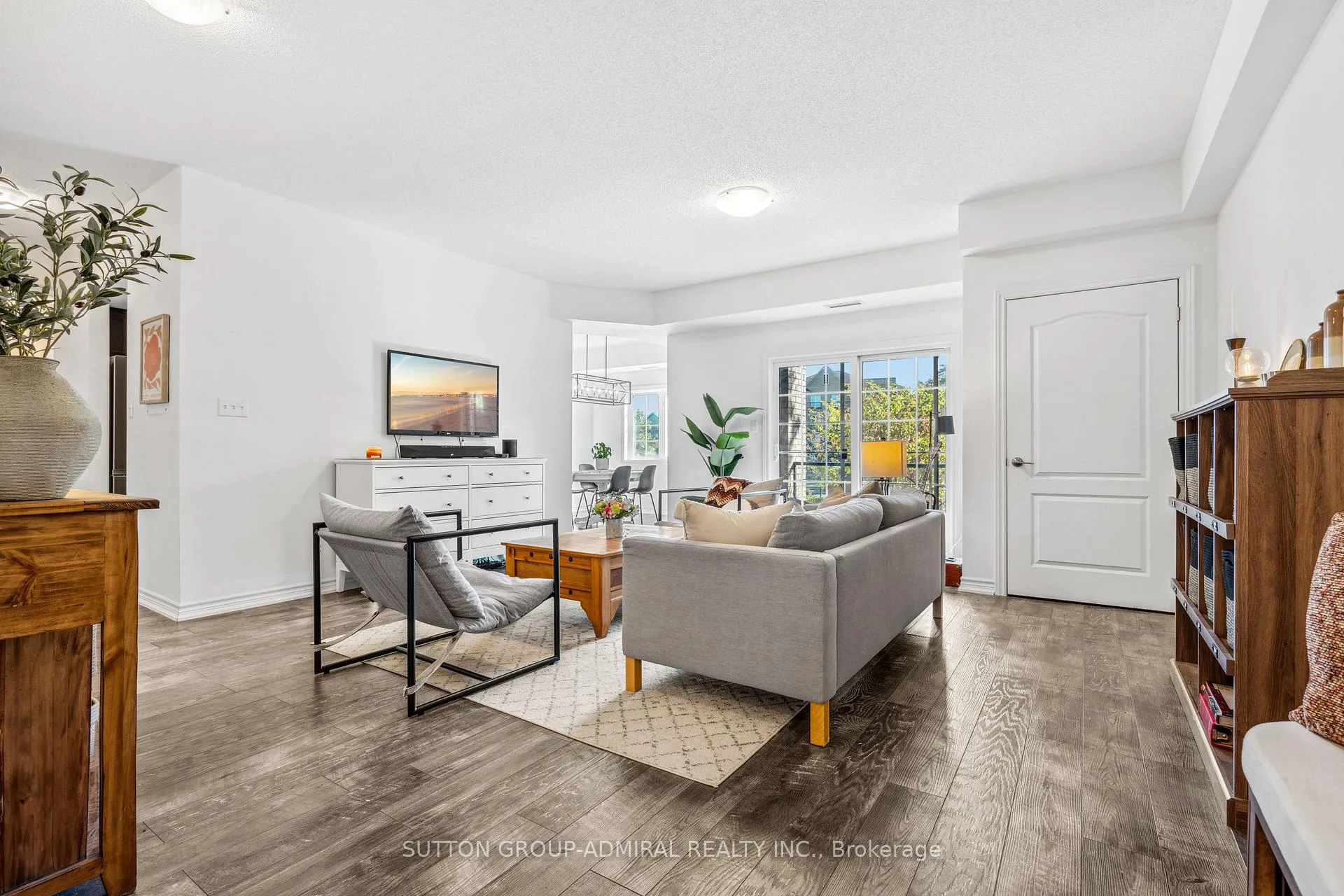 Front of Unit 102, 42 Ferndale Drive S