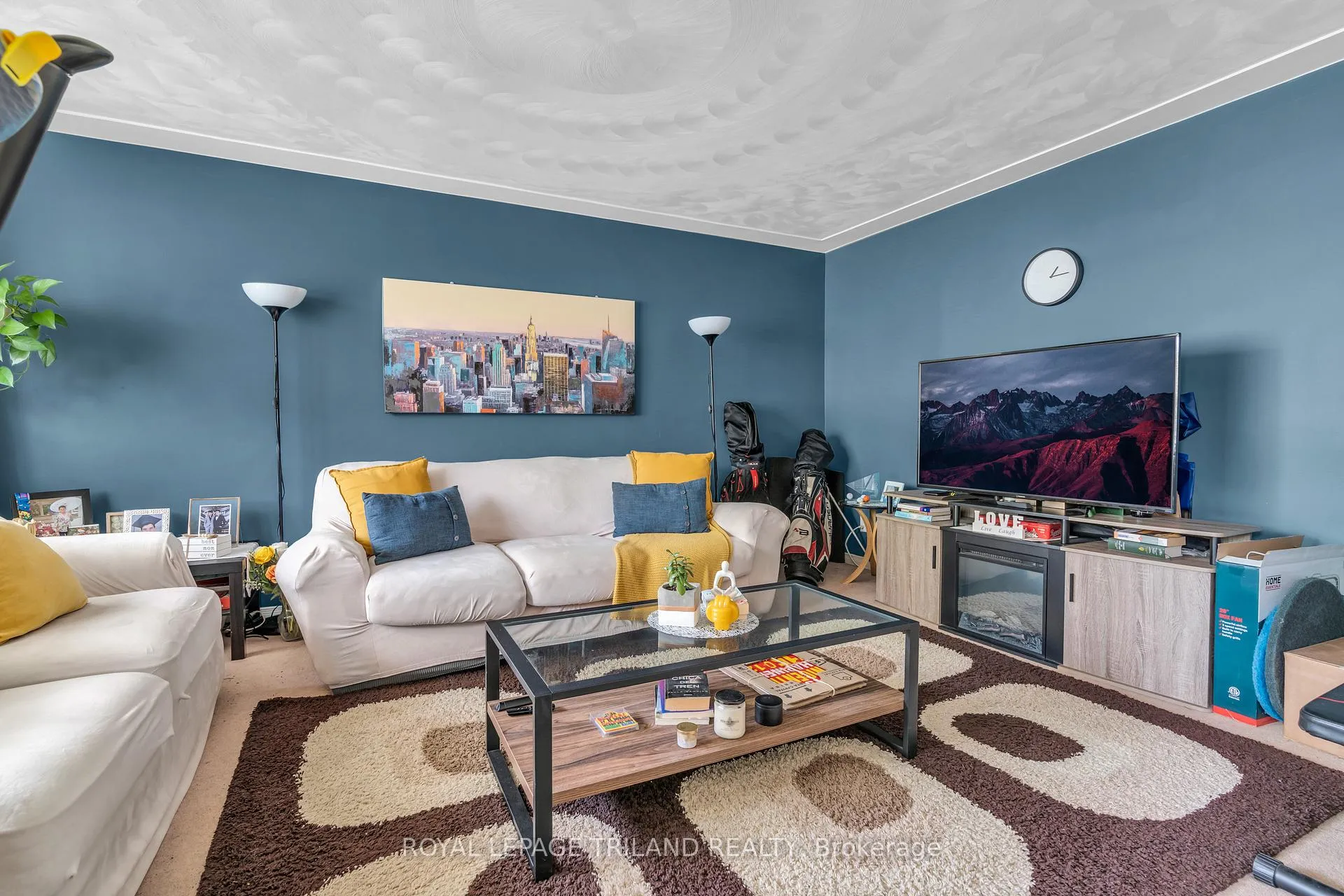 Front of Unit A, 195B Cedarvale Crescent