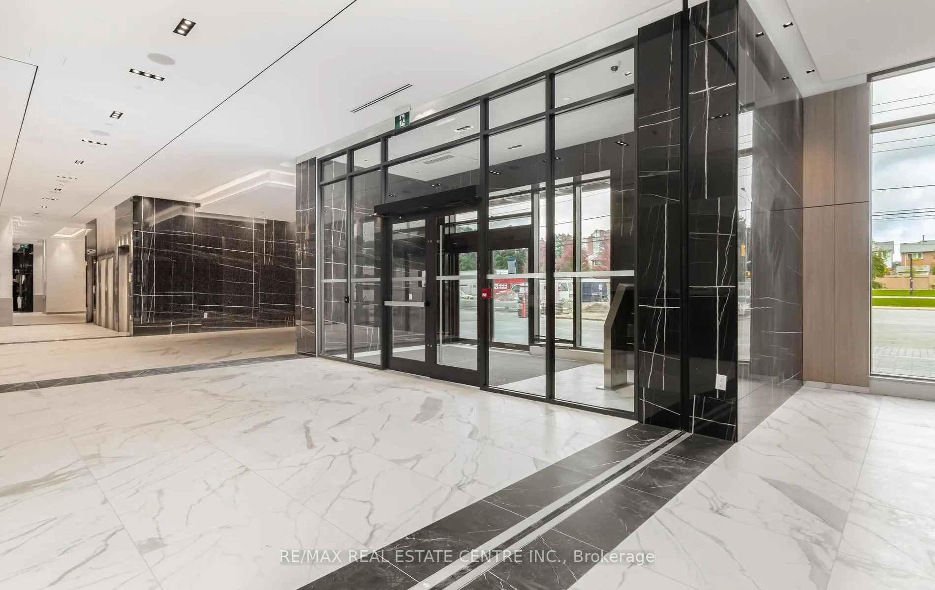 Photo 4 of Unit 301, 202 Burnhamthorpe Road E, Mississauga, Mississauga Valleys — HOMEH