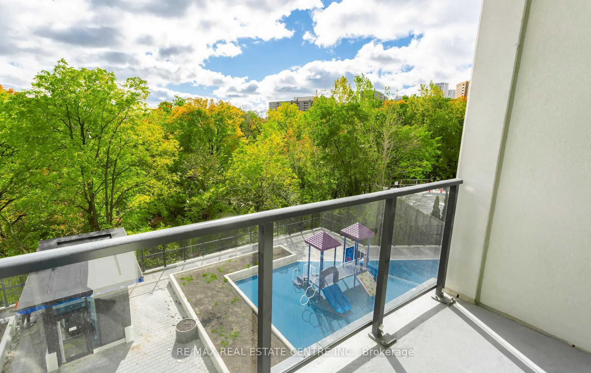 Photo 5 of Unit 301, 202 Burnhamthorpe Road E, Mississauga, Mississauga Valleys — HOMEH