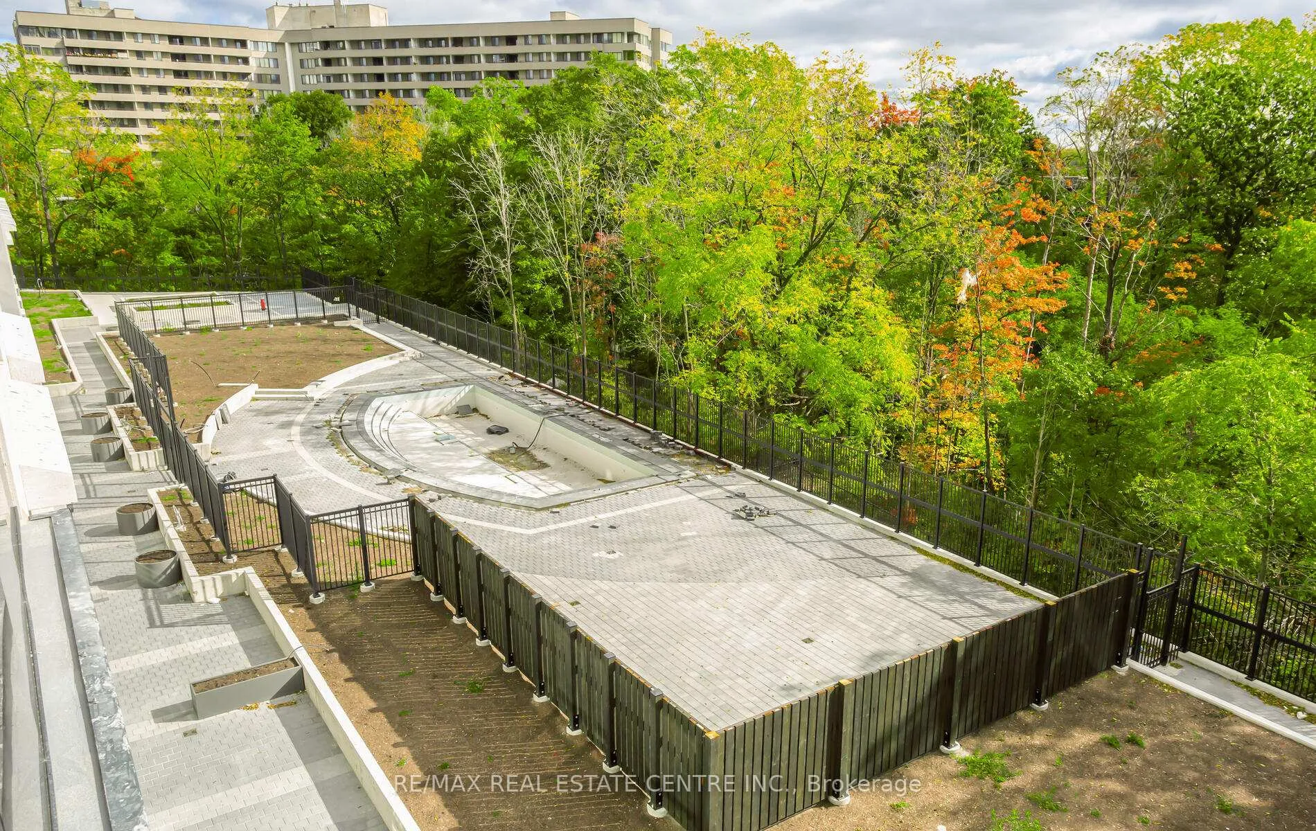 Photo 6 of Unit 301, 202 Burnhamthorpe Road E, Mississauga, Mississauga Valleys — HOMEH