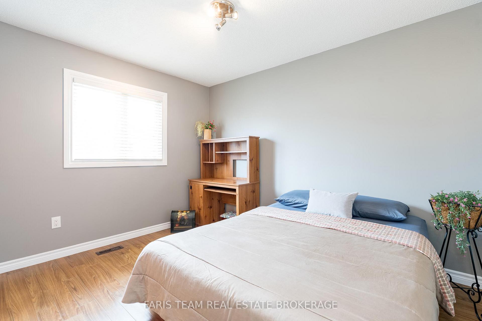 Photo 13 of 41 McDougall Drive, Barrie, West Bayfield — HOMEH