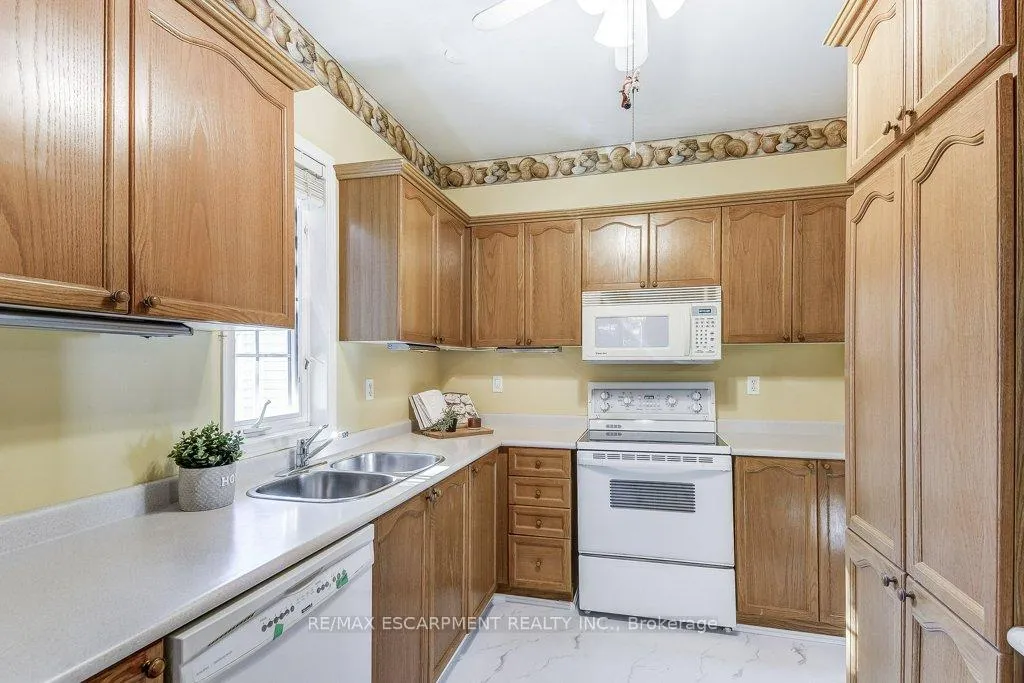 Photo 15 of 192 Silverbirch Boulevard, Hamilton, Mount Hope — HOMEH