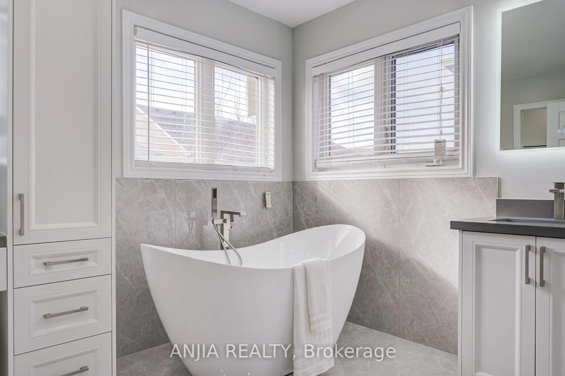 Photo 23 of 409 Williamson Road, Markham, Greensborough — HOMEH