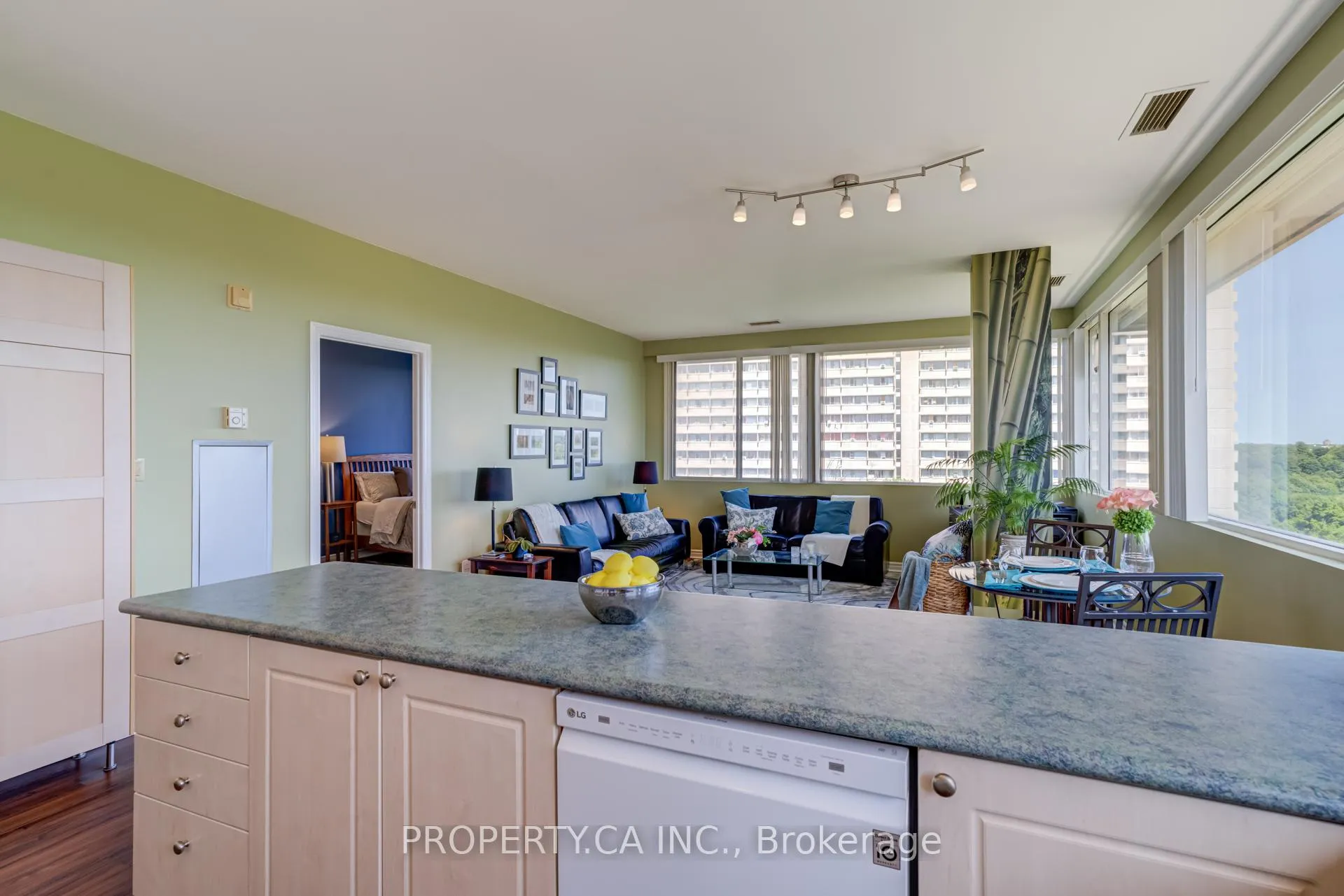 Photo 6 of Unit 512, 10 Gateway Boulevard, Toronto, Flemingdon Park — HOMEH
