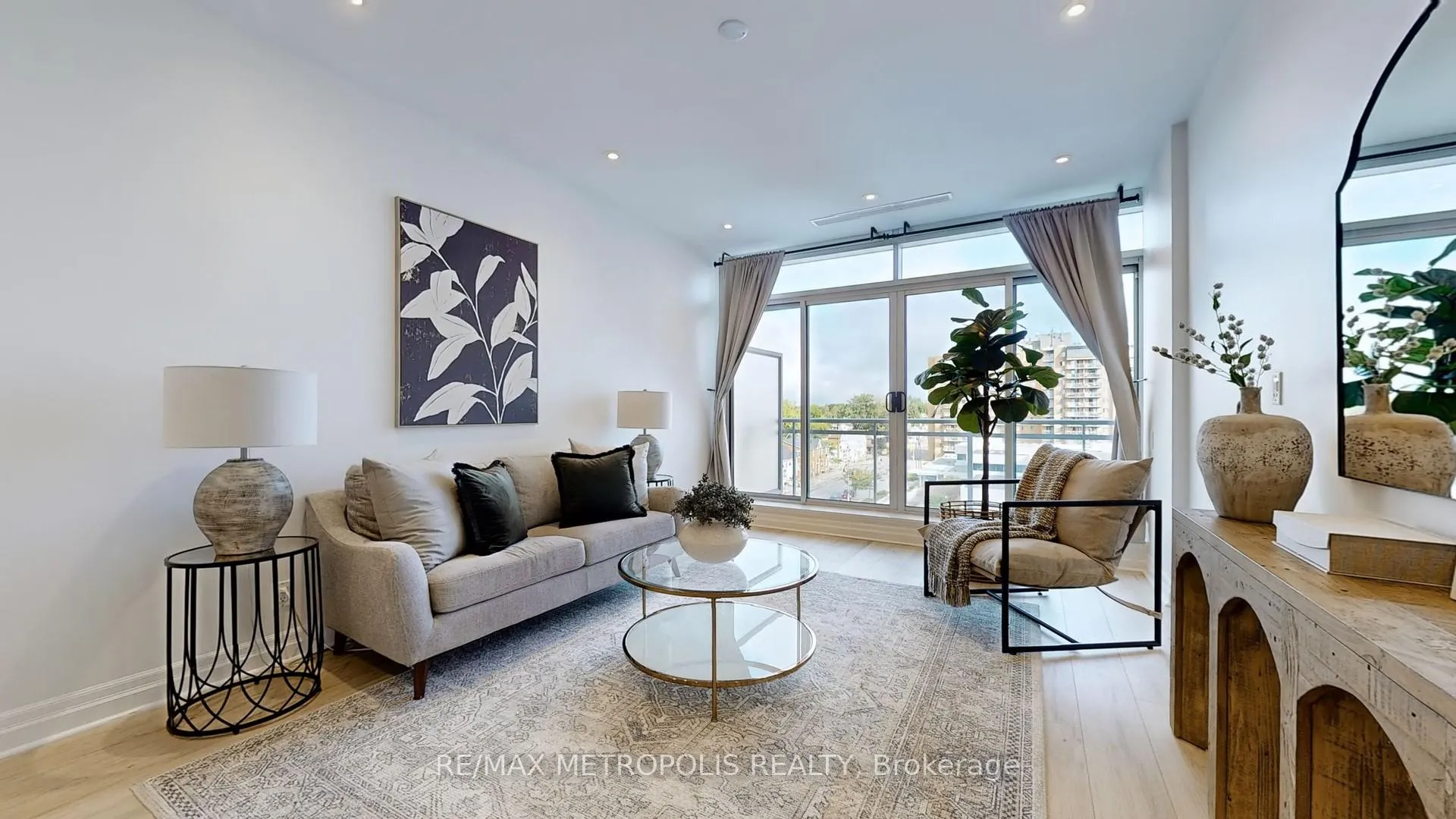 Front of Unit 619, 44 Bond Street W