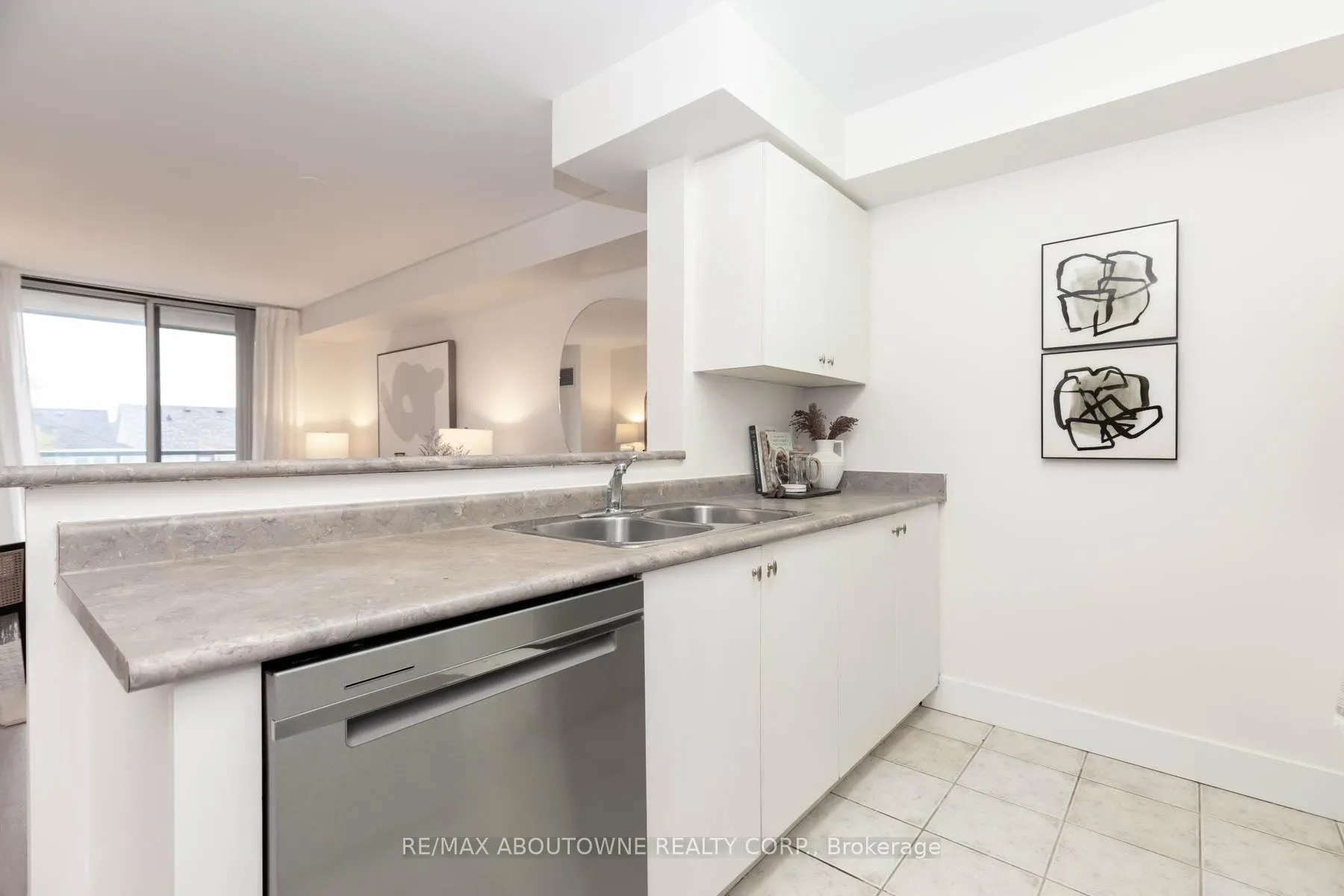 Photo 11 of Unit 404, 1733 Queen Street E, Toronto, The Beaches — HOMEH