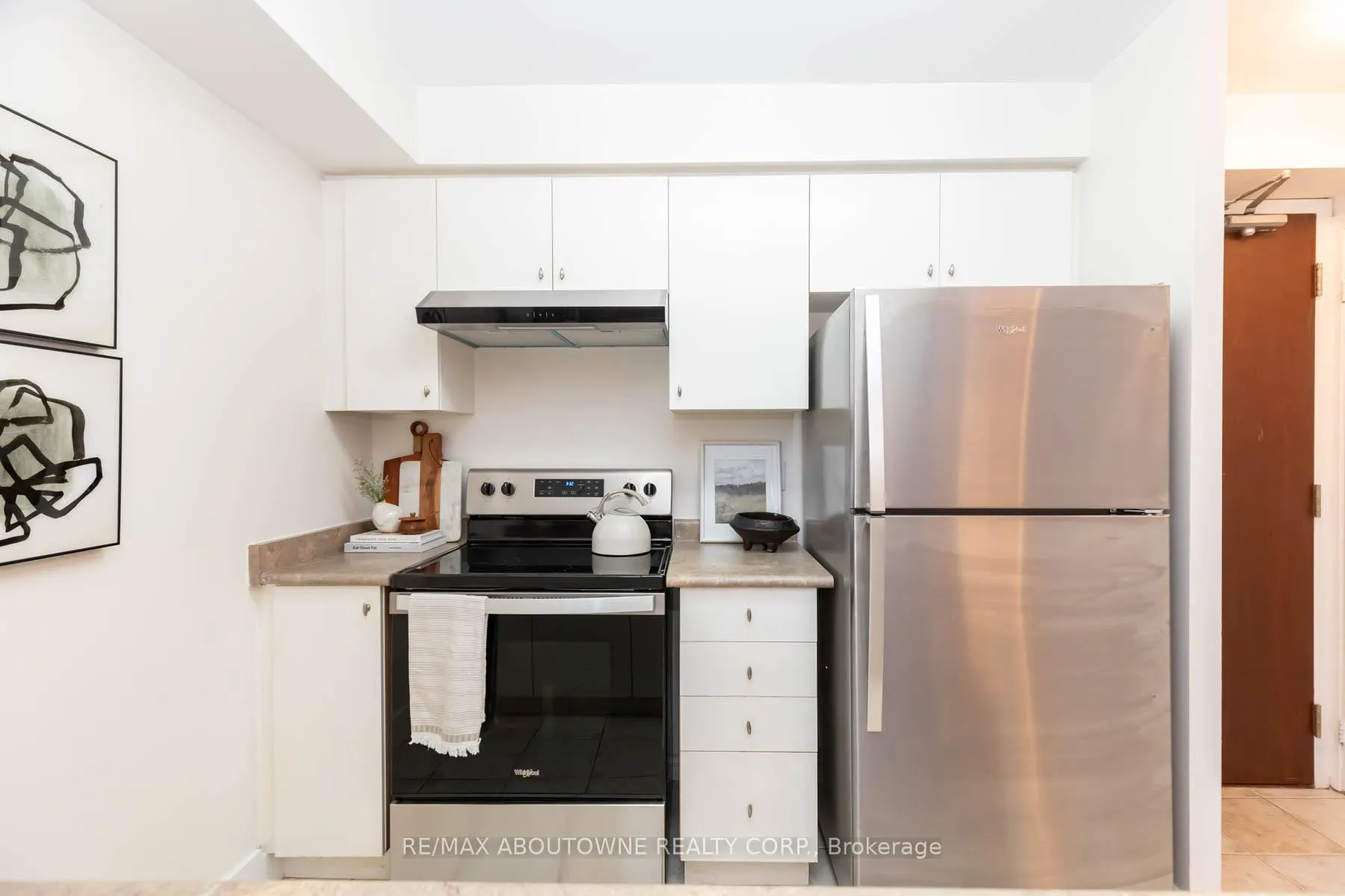 Photo 12 of Unit 404, 1733 Queen Street E, Toronto, The Beaches — HOMEH