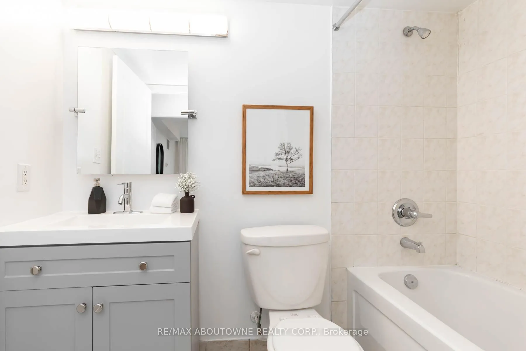 Photo 18 of Unit 404, 1733 Queen Street E, Toronto, The Beaches — HOMEH