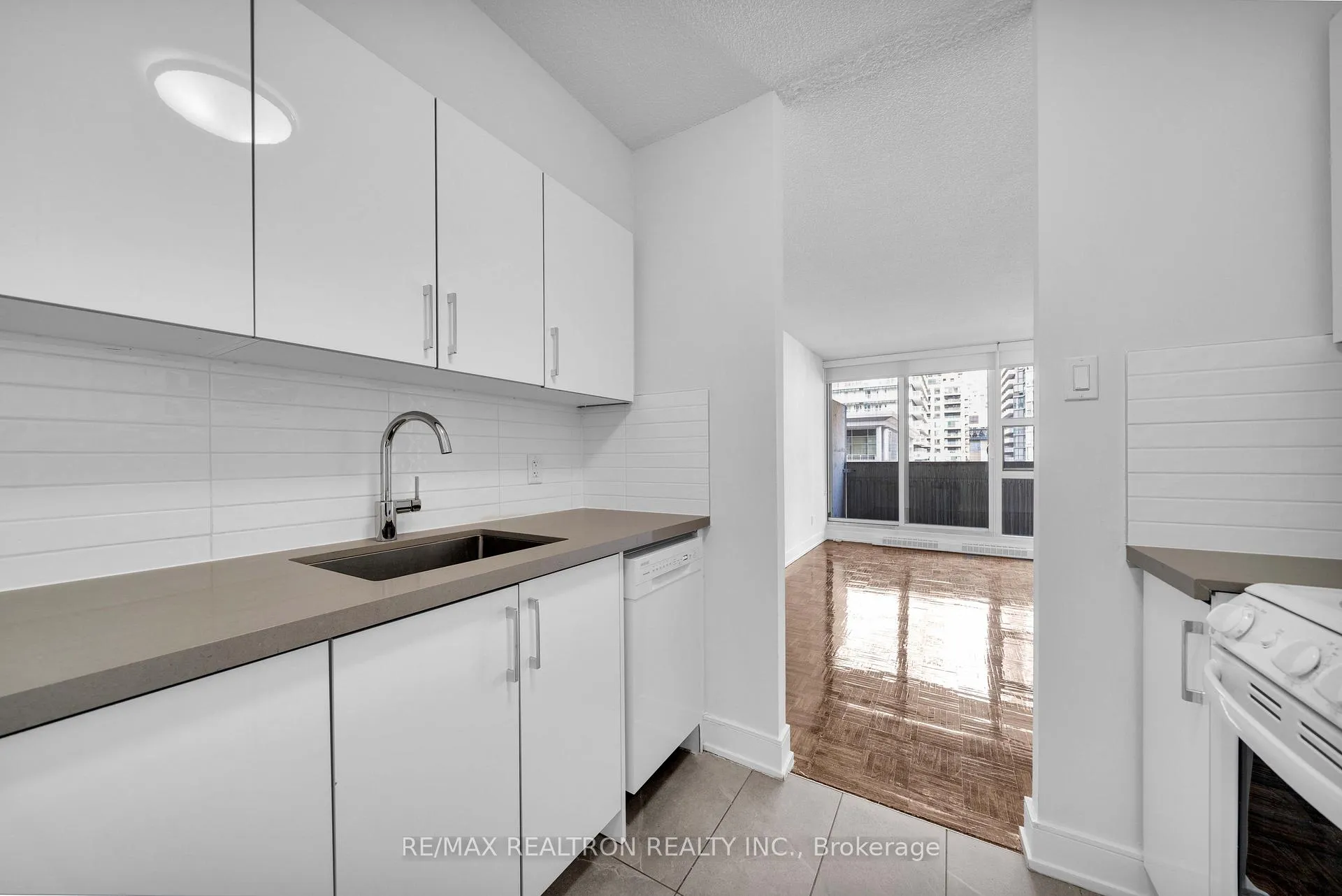 Photo 4 of Unit 2802, 33 Isabella Street, Toronto, Church-Yonge Corridor — HOMEH