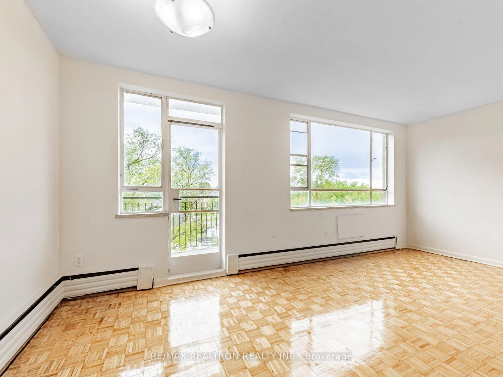 Photo 2 of Unit 203, 2895 Bathurst Street, Toronto, Bedford Park-Nortown — HOMEH