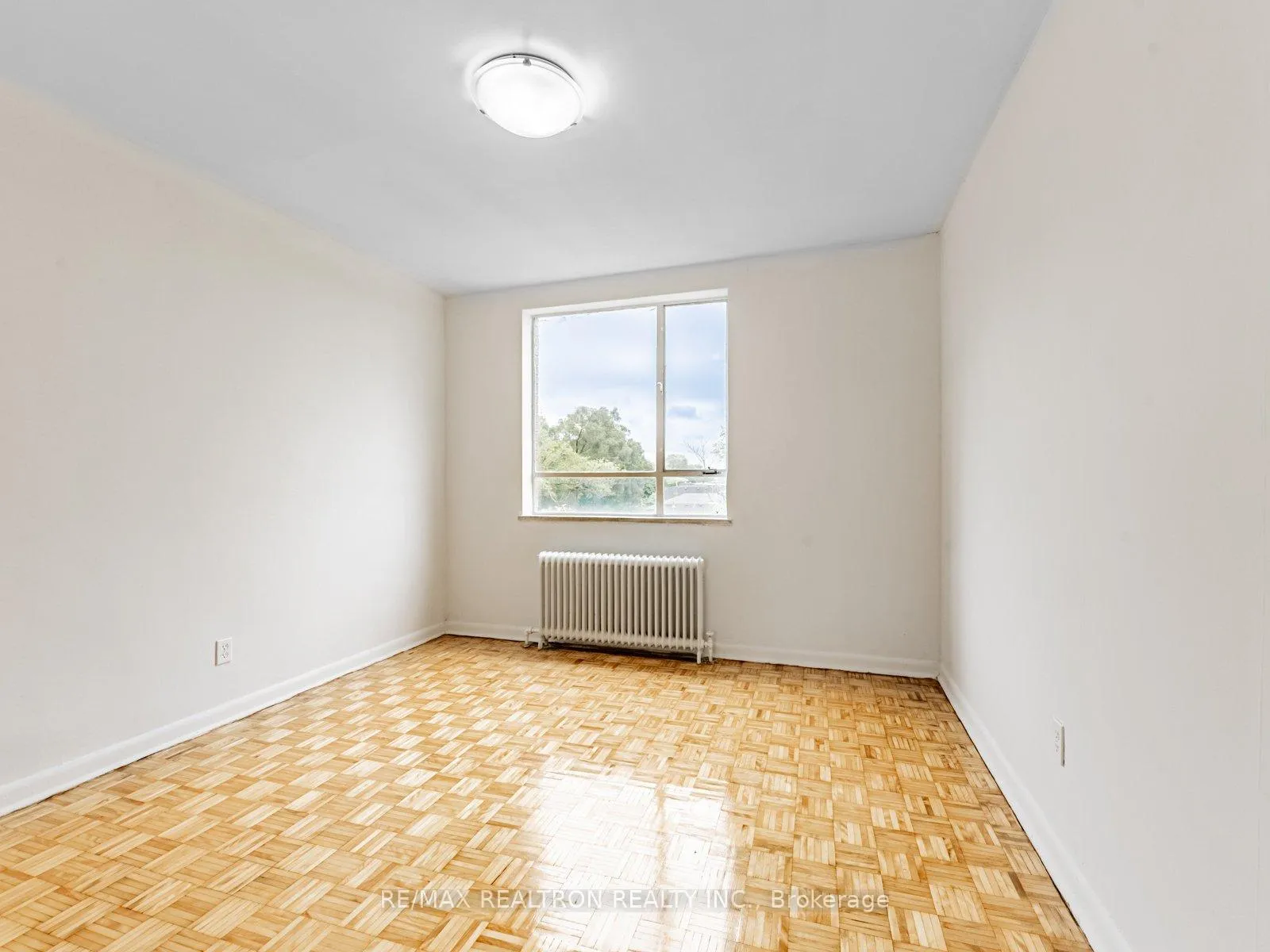 Photo 3 of Unit 203, 2895 Bathurst Street, Toronto, Bedford Park-Nortown — HOMEH