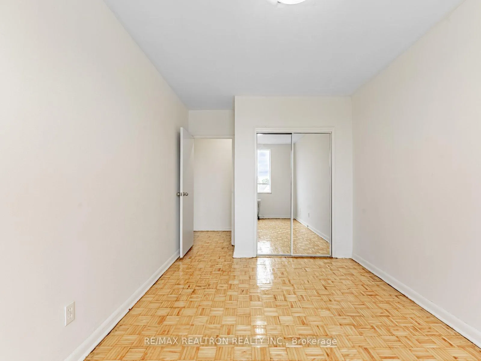 Photo 6 of Unit 203, 2895 Bathurst Street, Toronto, Bedford Park-Nortown — HOMEH