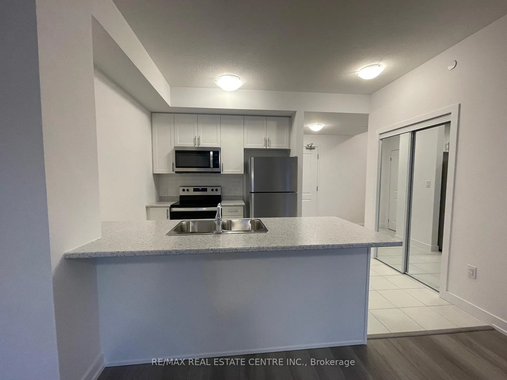 Photo 8 of Unit 1107, 460 Dundas Street E, Hamilton, Waterdown — HOMEH