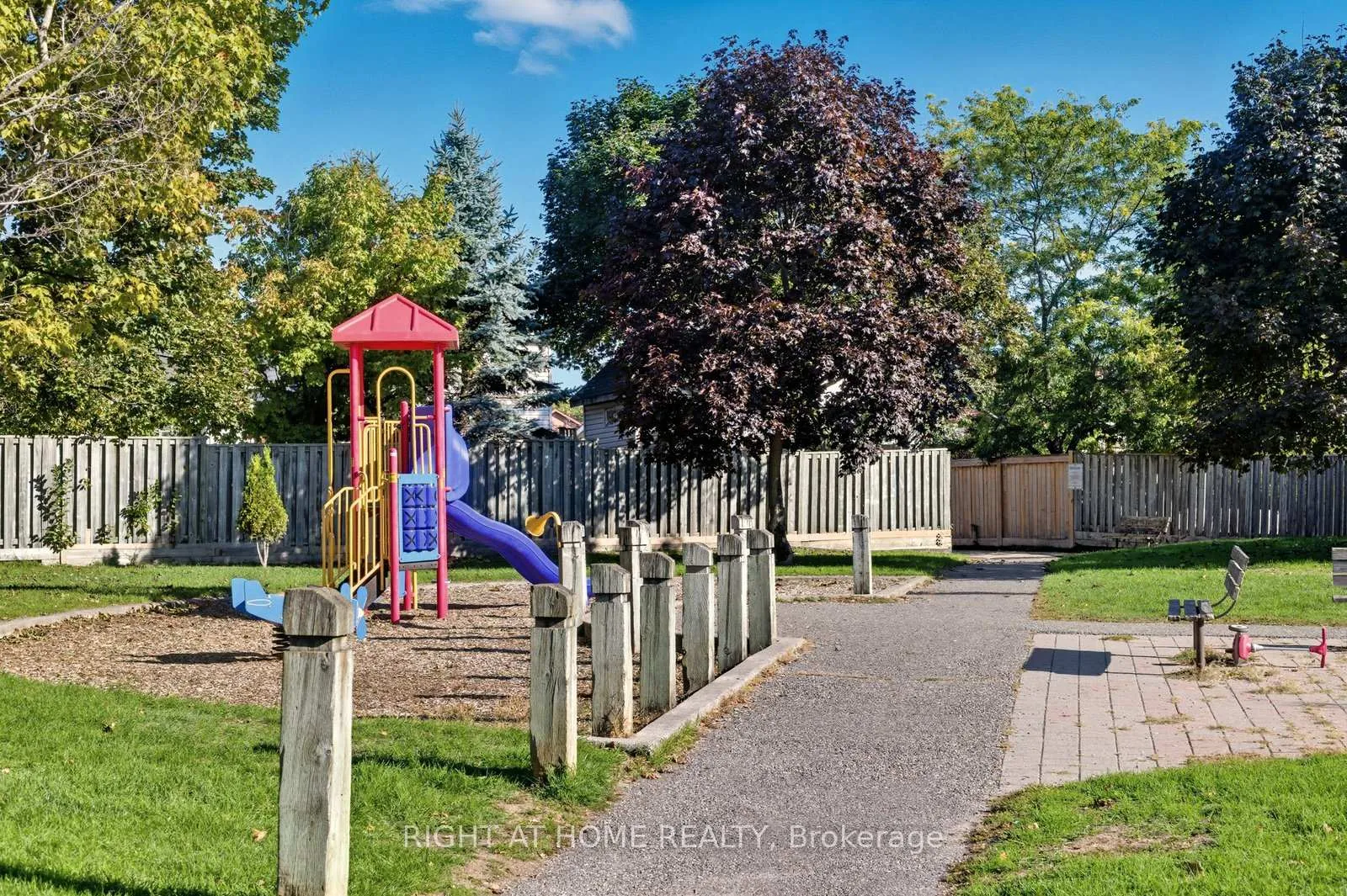Photo 5 of 15 Glanville Crescent, Clarington, Bowmanville — HOMEH