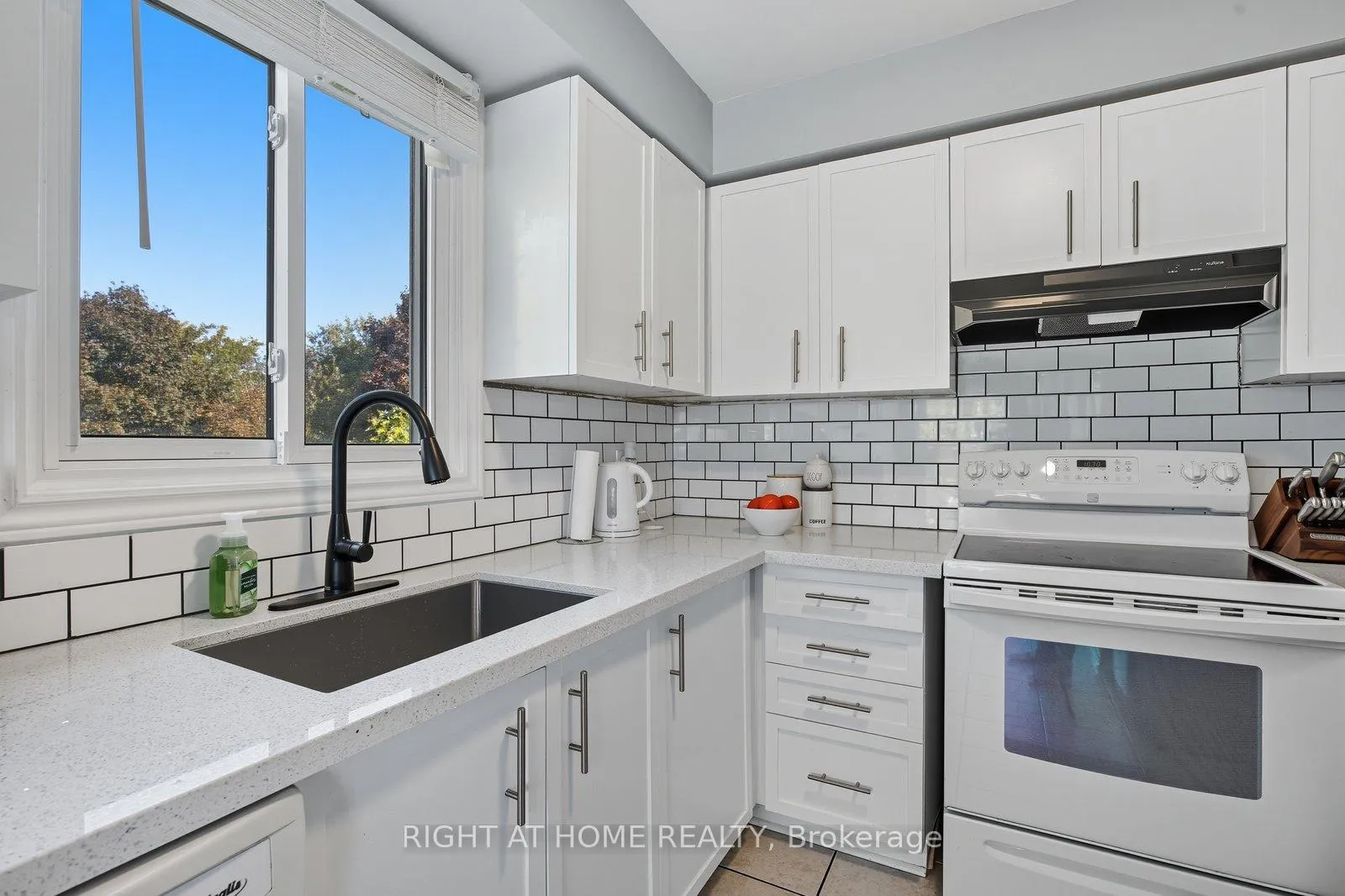 Photo 13 of 15 Glanville Crescent, Clarington, Bowmanville — HOMEH