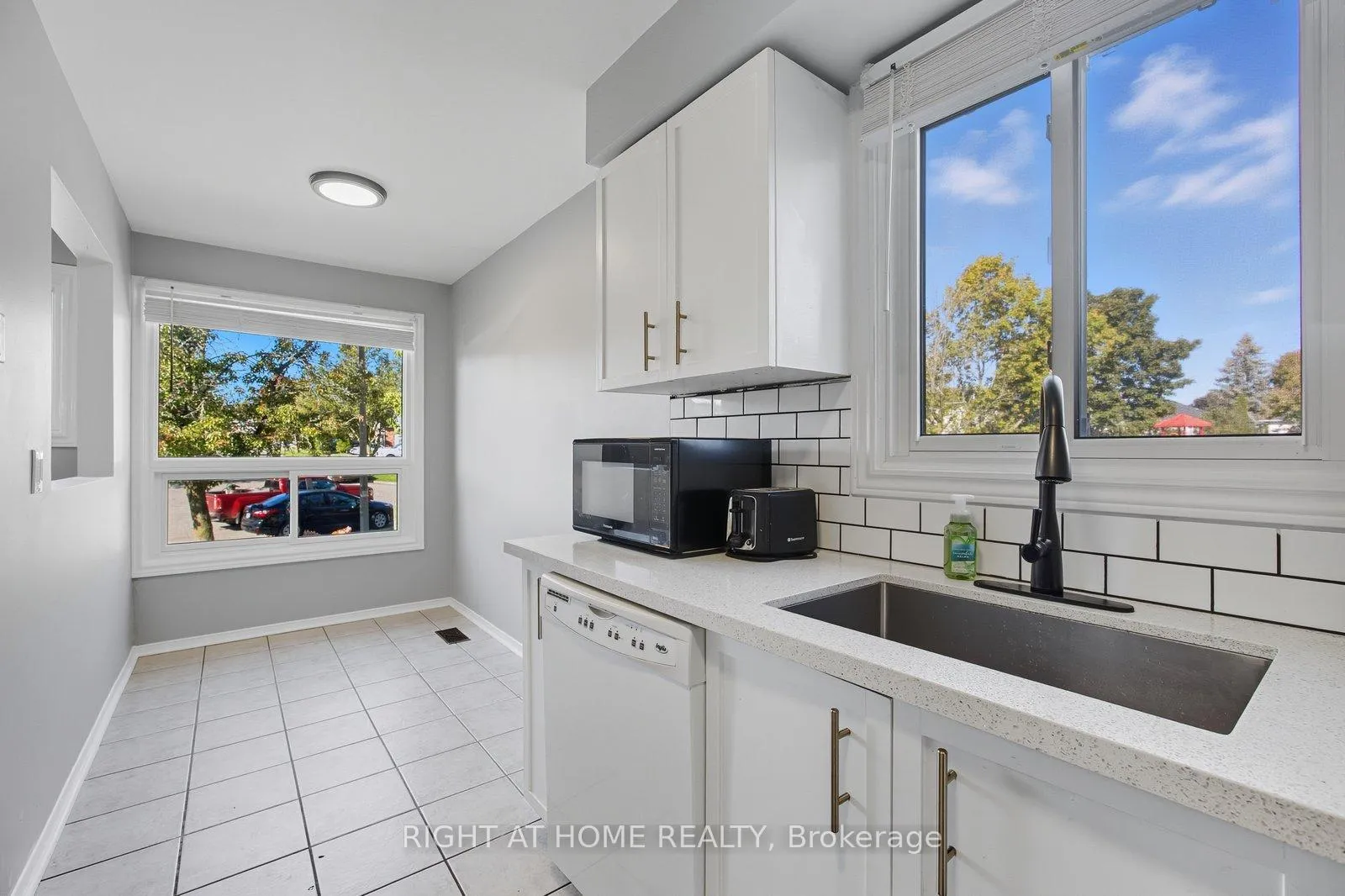 Photo 16 of 15 Glanville Crescent, Clarington, Bowmanville — HOMEH