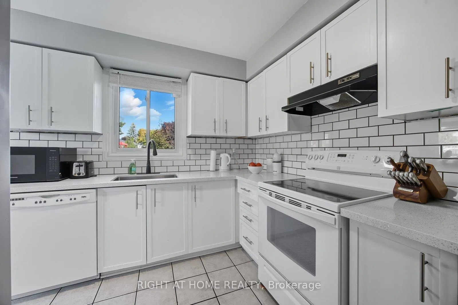 Photo 17 of 15 Glanville Crescent, Clarington, Bowmanville — HOMEH