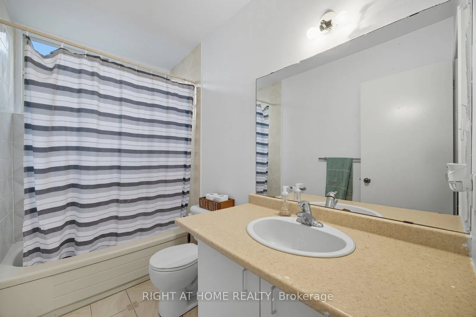 Photo 31 of 15 Glanville Crescent, Clarington, Bowmanville — HOMEH